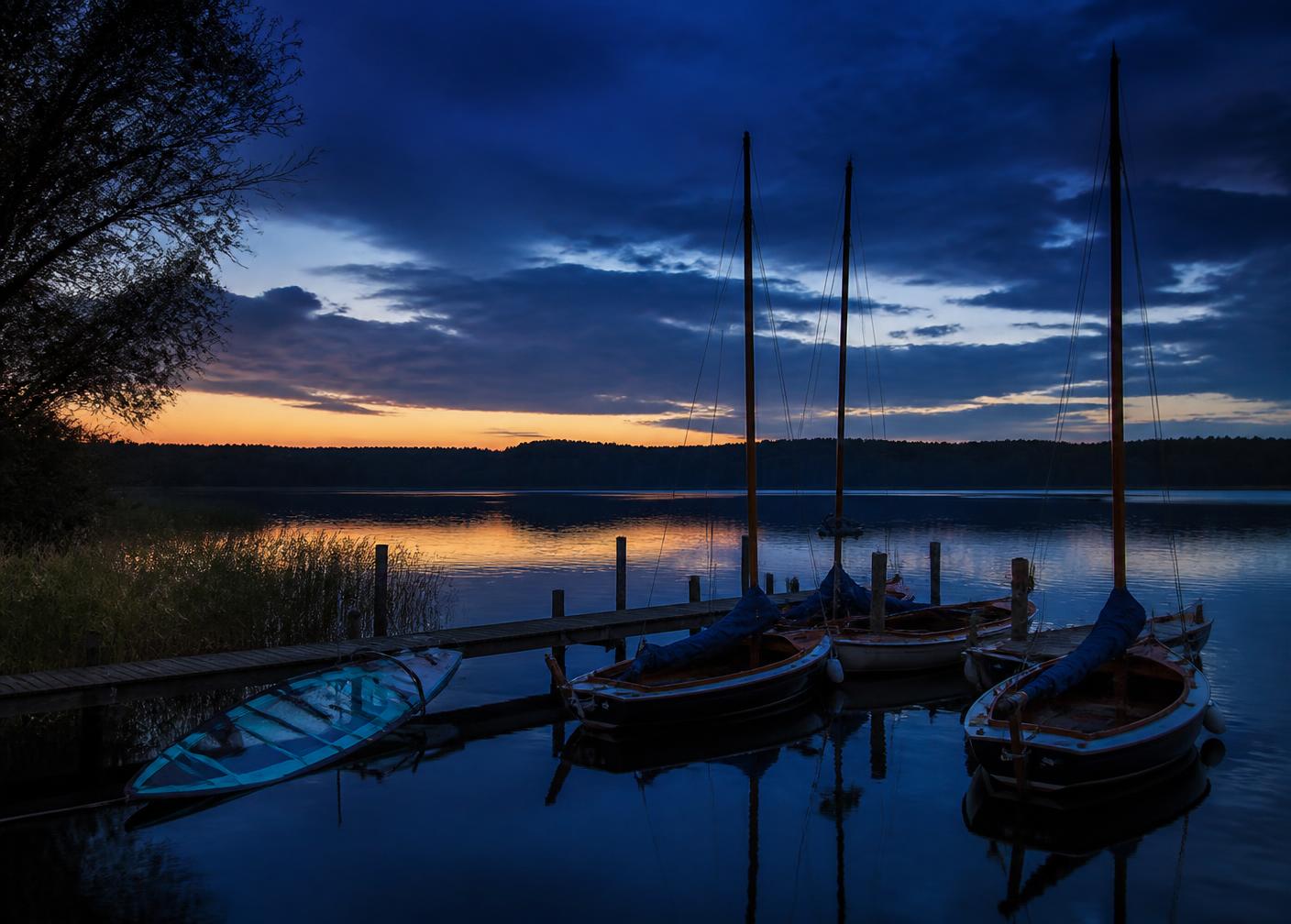 Zeilbootjes aan de steiger in de avond